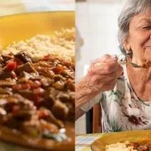 Foto dividida ao meio com a receita de Sarapatel do lado esquerdo e a imagem de uma senhora comendo uma garfada, de olhos fechados e com uma expressão de quem está apreciando o alimento