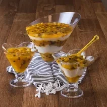 foto da receita de creme de tapioca com compota de frutas amarelas da renata luiza, servida em taças, montada em camadas, sobre uma bancada de madeira