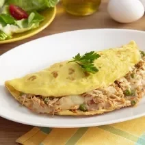 Foto da Receita de Omelete com Sobras de Frango. Observa-se uma omelete recheada com frango em um prato branco.