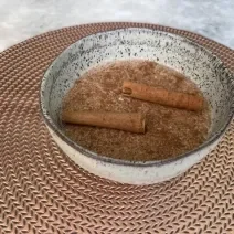 Imagem da receita de Quinoa Doce, em um pote sobre uma mesa