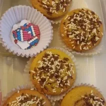 Foto da receita de Cupcake de Cenoura. Observa-se os cupcakes em forminhas individuais com chocolate granulado por cima.