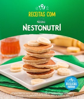 Recipe Banner com fundo verde, ao centro panquecas com banana, e escrita "Receitas com Nestle Nestonutri" Card Image