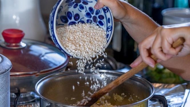 Um carboidrato bem famoso da cozinha brasileira e que não tem glúten é o arroz. Prefira as versões integrais ao clássico branco.