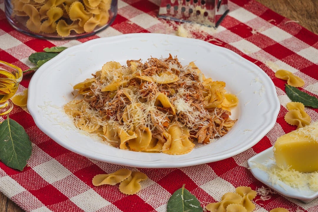 Farfalle com ragu de frango