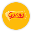 Um círculo amarelo com o logotipo de Chocolates Garoto na cor vermelho.