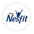 Um círculo branco com o logotipo de Nesfit Nestlé na cor azul escuro.