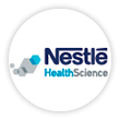 Um círculo branco com o logotipo de Nestlé Health Science na cor azul e cinza.