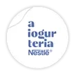 Um círculo branco com o logotipo de Iogurtes Nestlé a cor azul.