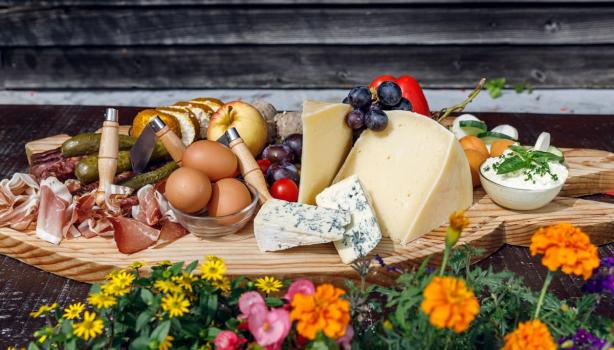 Tábua de frios: 5 passos para fazer a sua em casa! Tábua de frios: Queijos, ovos, frutas e muito mais