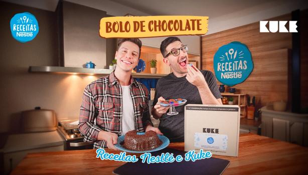 Imagem de dois homens no centro atrás de uma bancada com receitas de bolo e brigadeiros e acima o título com logos das marcas