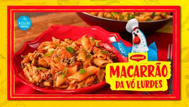 Fotografia mostra um prato de macarrão com título e ilustração de uma galinha azul de maggi