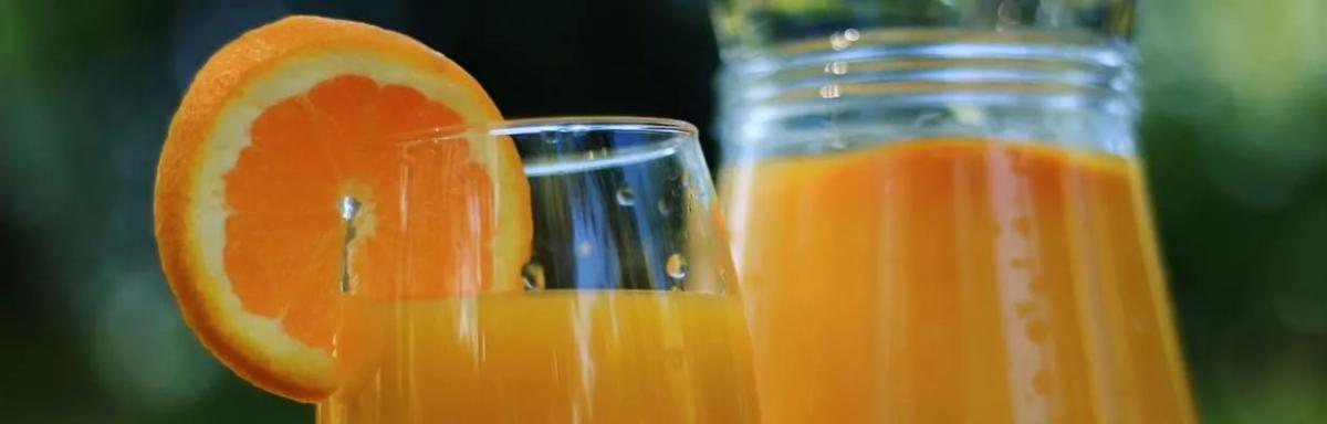 8 benefícios deliciosos do suco de laranja