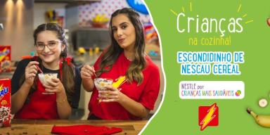 Imagem de duas meninas vestidas de vermelho, segurando taças com a receita e os dizeres com o nome do vídeo e da receita
