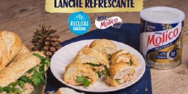Lanche Refrescante com MOLICO® Multigold Fotografia do lanche ao centro com um fundo de madeira e pano azul.