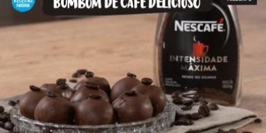 Bombom de Café Delicioso feito com NESCAFÉ® Intensidade Máxima Fotografia bombom de café e o logo de Receitas Nestlé e Nescafé.