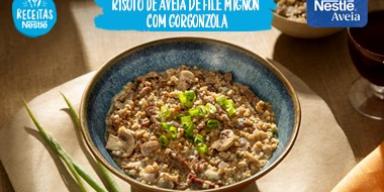 Receita de Risoto de Filé Mignon com Gorgonzola feito com NESTLÉ® Aveia Corte Rústico! Fotografia da risoto e logo de Receitas Nestlé e Aveia