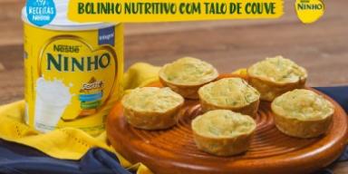 Bolinho de Talo de Couve feito com Leite em Pó Integral NINHO® Fotografia com bolinho de couve e logo de Receitas Nestlé e Ninho.