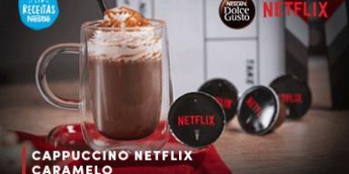 Receita de Cappuccino Netflix® Caramelo de NESCAFÉ® DOLCE GUSTO®! Fotografia de um café e logo de Receitas Nestlé e Dolce Gusto.