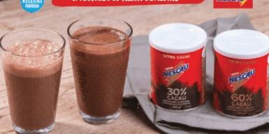 Smoothie Nescau – Se Alimentar Bem, Que Mal Tem? Fotografia Smoothie Nescau, duas embalagens de Nescau Extra Cacau e o logo de Nescau e Receitas Nestlé