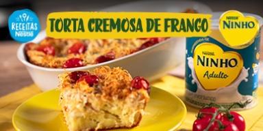 Torta de Frango com NINHO® Adulto em Pó Fotografia de uma torta de frango e logo de Receitas Nestlé e Molico.