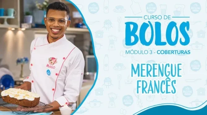 Imagem de um rapaz com uniforme branco com um bolo retangular coberto com um creme os dizeres com o nome do curso e os logos