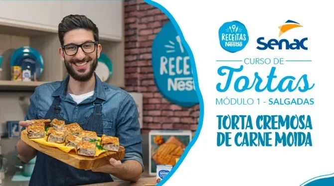 Montagem com a imagem de um chefe com uniforme jeans à esquerda e à direita o título da aula de torta cremosa de carne moída