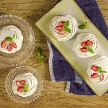 pavlova-iogurte-grego-morango-receitas-nestle