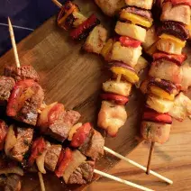 Foto de vários espetinhos de carne e de frango, um em cima do outro