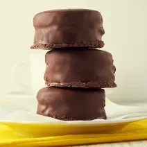 Fotografia de três pães de mel cobertos com chocolate, estão empilhados, um por cima do outro.arfo.