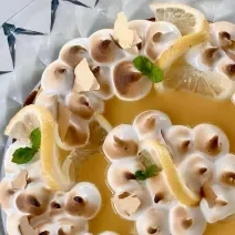 Receitas de Tartelete de Limão Siciliano, deliciosa e clássica, feita com Biscoito TOSTINES Especiaria, Leite MOÇA, NESTLÉ Creme de Leite, um curd de limão siciliano e decorada com merengue suíço