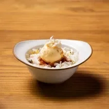 Foto da Receita de Cumaru, Pistache e Laranja, diferente e deliciosa, feita com um crumble de castanha-do-Pará e pistache, mousse de cumaru, chocolate branco e iogurte, culis de maracujá e um sorvete de laranja e água de flor de laranjeira