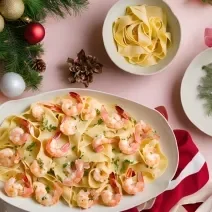 Receita de Camusquim de Camarão Natalino, super tradicional, feito com macarrão papardelle, camarões, servida cremosa