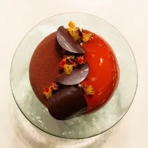 Receita de Entremet de Tangerina, Cambuci e Guanciale, diferente e delicioso, feito com uma Mousse de Chocolate, Geleia de Tangerina, Curd de Cambuci, Crocante de Castanha com Guanciale, Dacquoise de Castanha-do-Pará