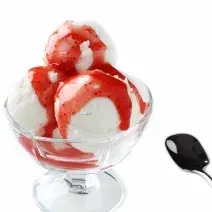 fotografia em tons de branco e vermelho tirada de uma taça de sorvete com calda de frutas vermelhas