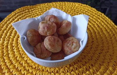 Imagem da receita de Pão Vegetariano de Batata e Tapioca, em um pote branco, sobre uma mesa