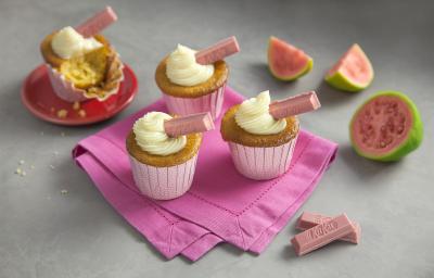 Cupcake-de-Fubá-com-KitKat-Guava-Receitas-NESTLÉ