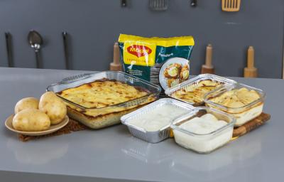 Imagem da receita de batata gratinada, em um recipiente de vidro e alumínio, ao lado de batatas e o produto  Tempero Fondor MAGGI