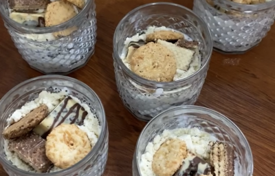 Imagem da receita de Overnight Oats Proteico em copinhos, sobre uma mesa