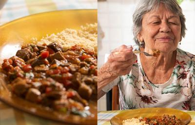 Foto dividida ao meio com a receita de Sarapatel do lado esquerdo e a imagem de uma senhora comendo uma garfada, de olhos fechados e com uma expressão de quem está apreciando o alimento