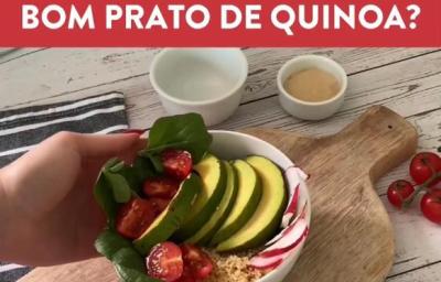 Foto da receita de Quinoa com Cogumelos. Observa-se um bowl com a quinoa em cima de uma tábua com uma mão segurando.