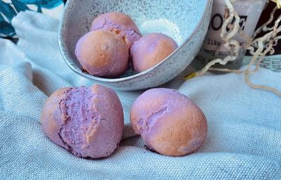 Imagem da receita de Pão de queijo com Beterraba, sobre um pano e recipiente