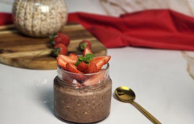 Foto da receita de Overnight Oats de Nescau. Observa-se um pote de vidro com o overnight dentro, decorado com morangos picados em cima.