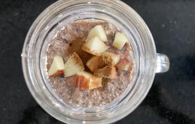 Imagem da receita de Overnight Oats de Frutas Vermelhas, em um recipiente de vidro sobre uma mesa