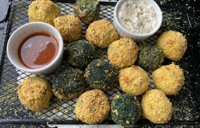 Imagem da receita de Bolinho de Frango com Spirulina e Fubá, e ao lado potes com temperos e molhos