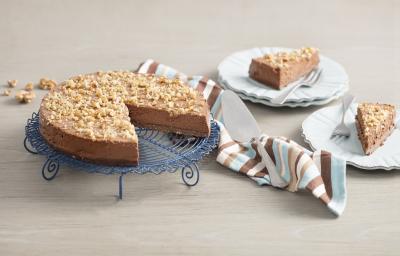 fotografia em tons de cinza e marrom de uma bancada cinza vista de cima. Contém dois pratos redondos e brancos com fatias de torta e garfos ao lado para servir. Um suporte para servir bolo azul contém a torta com fatias retiradas. fotografia em tons de cinza e marrom de uma bancada cinza vista de cima. Contém dois pratos redondos e brancos com fatias de torta e garfos ao lado para servir. Um suporte para servir bolo azul contém a torta com fatias retiradas.