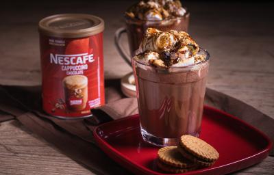 Receita de smorecaccino servida em duas canecas de vidro sobre uma mesa de madeira Receita de smorecaccino servida em duas canecas de vidro sobre uma mesa de madeira