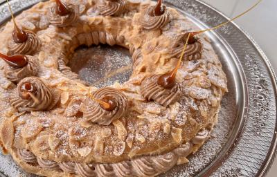 Foto da Receita de Paris Brest com Creme Mousseline, delicioso e impressionante, feito com uma base de massa choux tradicional e um recheio de creme mousseline com pasta de avelã, decorado com açúcar polvilhado e pontos e caramelo