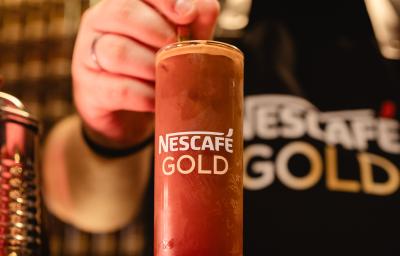 Foto da receita de Espresso Tônica. Observa-se um copo alto de NESCAFÉ com a bebida dentro.