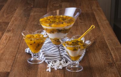 foto da receita de creme de tapioca com compota de frutas amarelas da renata luiza, servida em taças, montada em camadas, sobre uma bancada de madeira