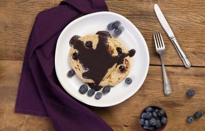 Pancake-integral-de-blueberry-com-calda-nutren-beauty-dark-chocolate